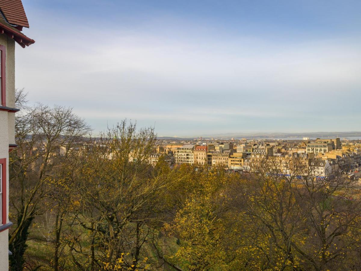 Pass The Keys Historic Ramsay Garden Apt With Balcony Views Единбург Екстериор снимка