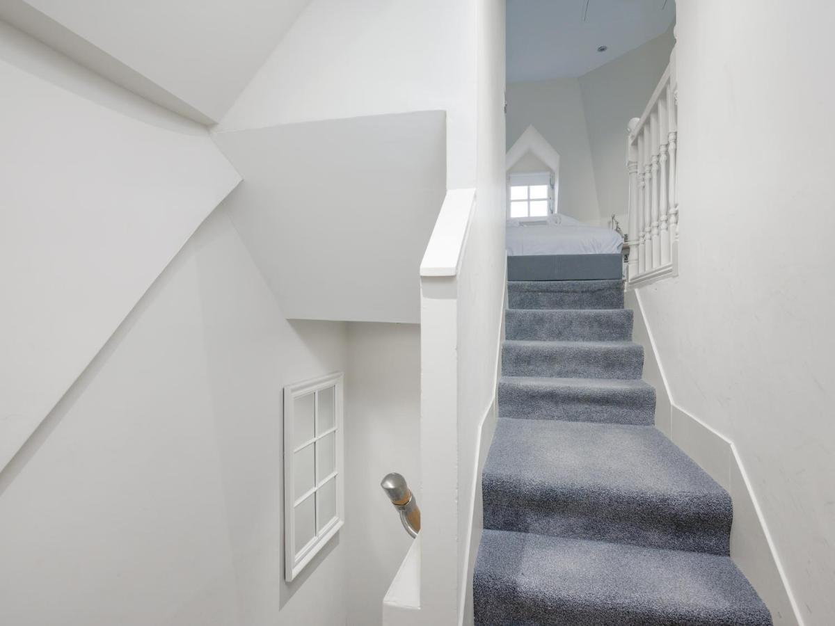 Pass The Keys Historic Ramsay Garden Apt With Balcony Views Единбург Екстериор снимка