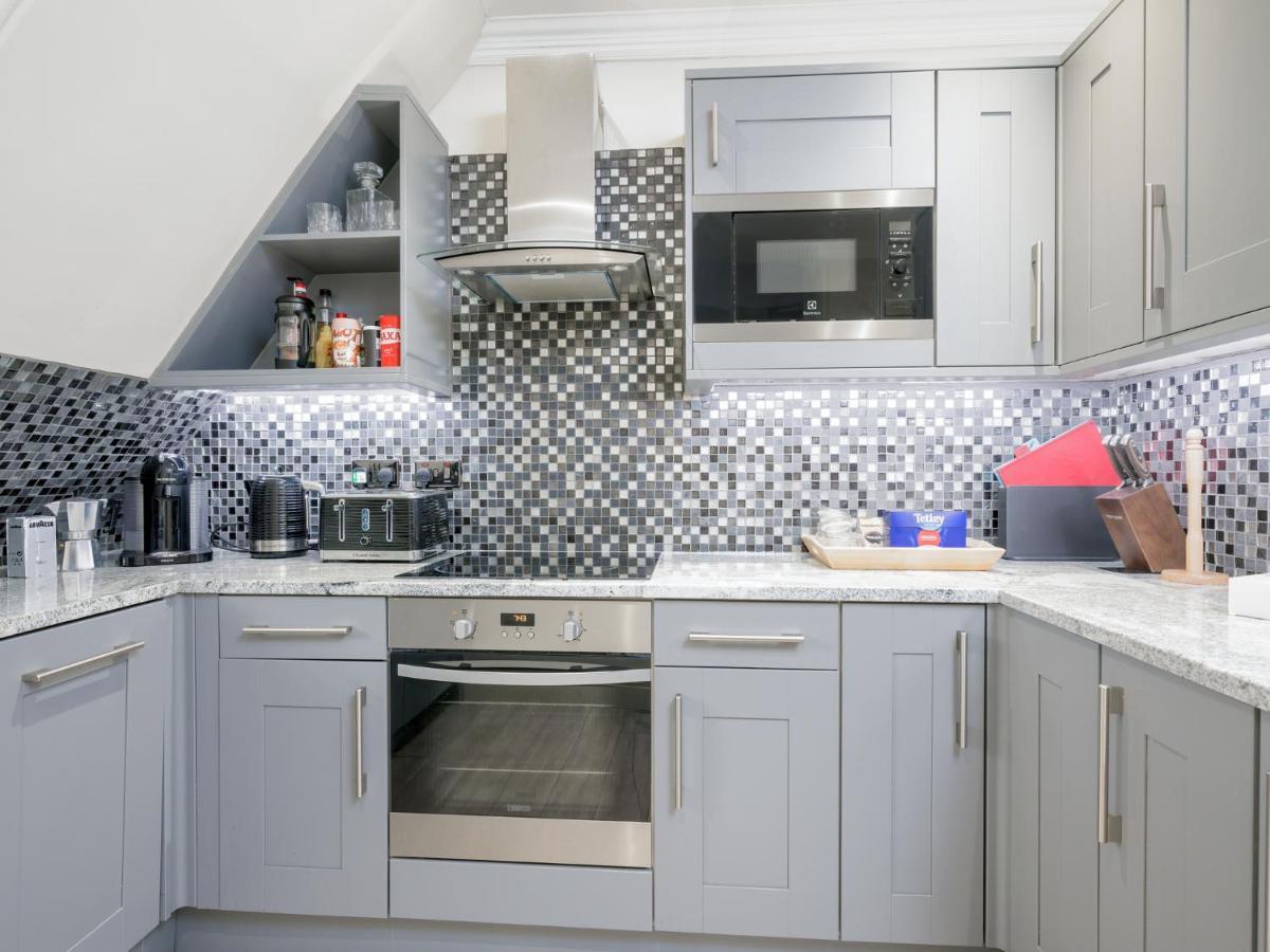 Pass The Keys Historic Ramsay Garden Apt With Balcony Views Единбург Екстериор снимка