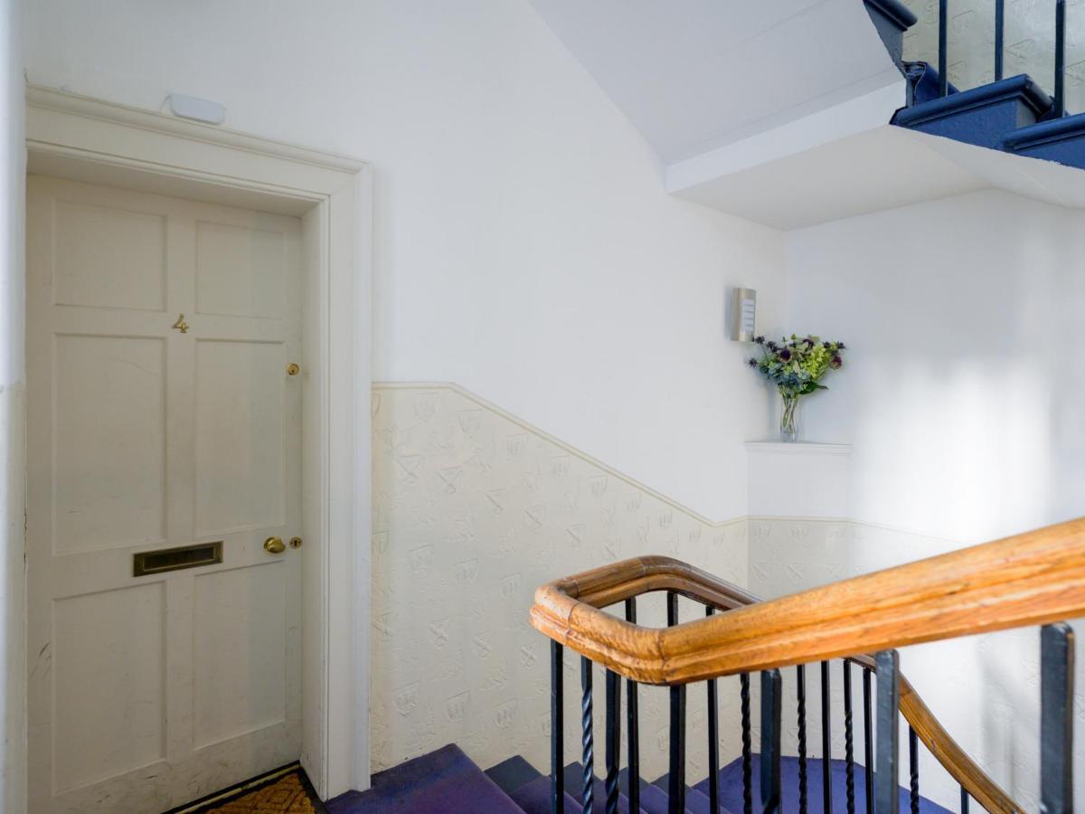 Pass The Keys Historic Ramsay Garden Apt With Balcony Views Единбург Екстериор снимка